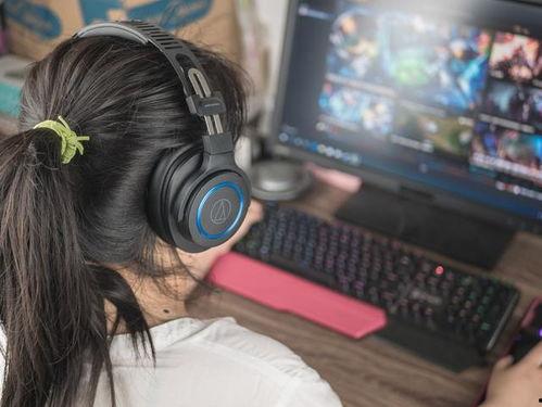 娱乐吃瓜酱戴耳机